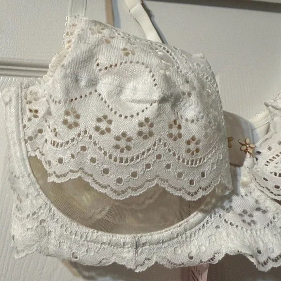 Lace Underwire Bra in White - SXF - Picture 10 of 14